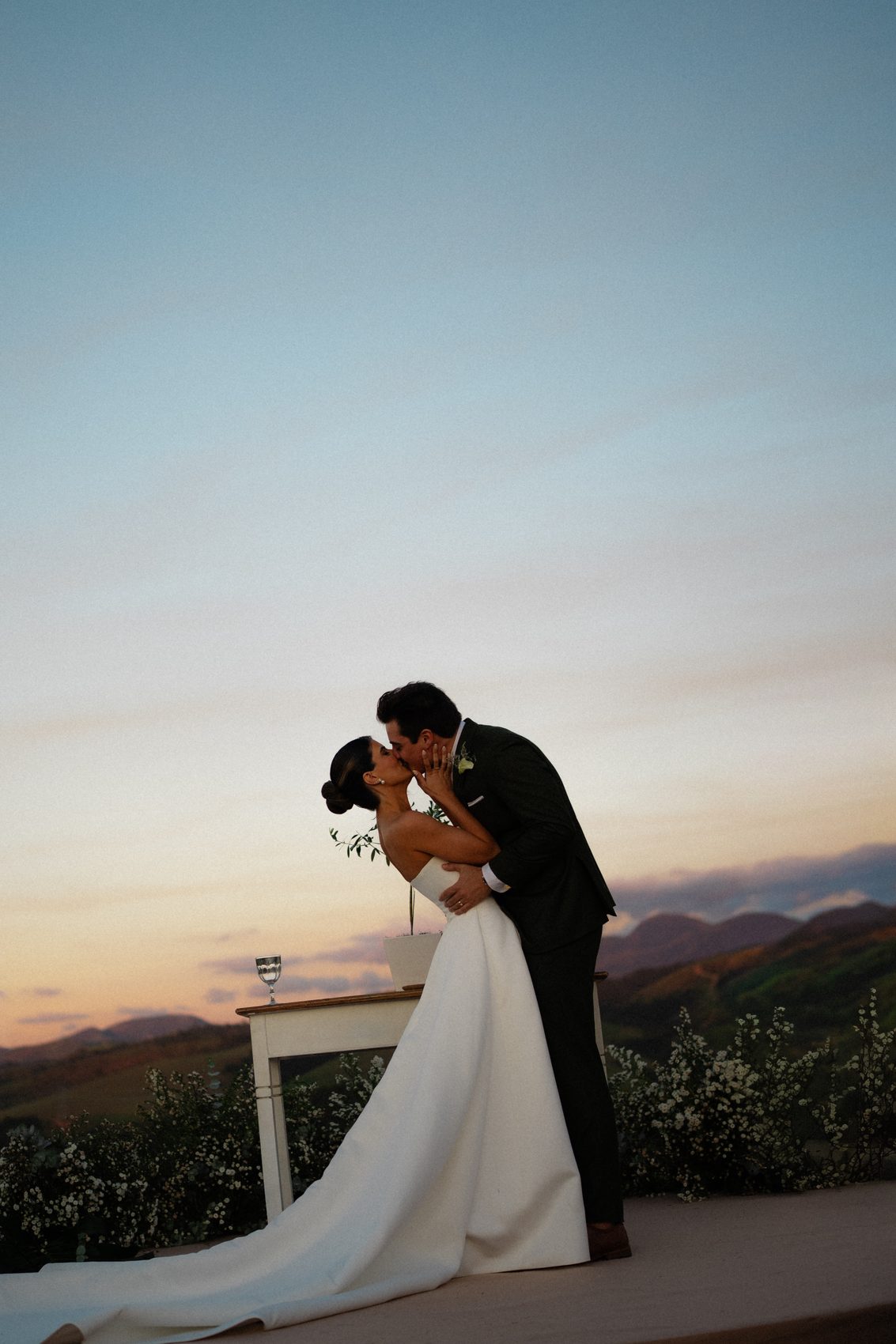 Casal ao pôr do sol no Alto Olivá